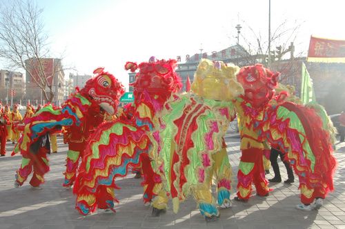 酒泉市2011年元宵節(jié)社火匯演期間，部分社火隊(duì)來公司拜年