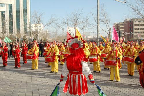 酒泉市2011年元宵節(jié)社火匯演期間，部分社火隊(duì)來公司拜年