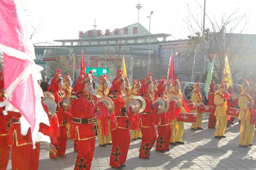 酒泉市2011年元宵節(jié)社火匯演期間，部分社火隊(duì)來公司拜年